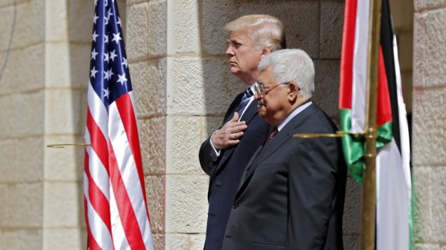 توضیح تصویر: محمود عباس رئیس تشکیلات فلسطینی (راست) و دونالد ترامپ رئیس جمهور ایالات متحده در ادای احترام به سرود ملی در مراسم خوشامد در کاخ ریاست جمهوری در بیتاللحم، ۲۳ مه ۲۰۱۷ توضیح تصویر: محمود عباس رئیس تشکیلات فلسطینی (راست) و دونالد ترامپ رئیس جمهور ایالات متحده در ادای احترام به سرود ملی در مراسم خوشامد در کاخ ریاست جمهوری در بیتاللحم، ۲۳ مه ۲۰۱۷