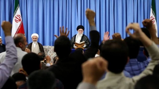 خامنه ای در جمع برخی حامیان خود خامنه ای در جمع برخی حامیان خود