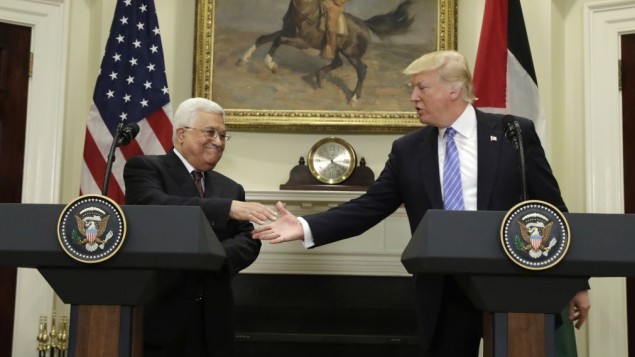 توضیح تصویر: پرزیدنت دونالد ترامپ حین دست دادن با رهبر فلسطینیان محمود عباس در کنفرانس خبری در اتاق روزولت کاخ سفید، ۳ مه ۲۰۱۷ توضیح تصویر: پرزیدنت دونالد ترامپ حین دست دادن با رهبر فلسطینیان محمود عباس در کنفرانس خبری در اتاق روزولت کاخ سفید، ۳ مه ۲۰۱۷