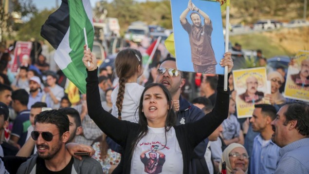 توضیح تصویر: فلسطینیها در پشتیبانی از زندانیانی که در زندانهای اسرائیل اعتصاب غذا کردهاند، در رمله از کرانهی باختری، راهپیمایی کردند - ۳ مه ۲۰۱۷ توضیح تصویر: فلسطینیها در پشتیبانی از زندانیانی که در زندانهای اسرائیل اعتصاب غذا کردهاند، در رمله از کرانهی باختری، راهپیمایی کردند - ۳ مه ۲۰۱۷