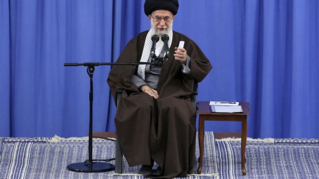 خامنه‌ای ولی فقیه حین سخنرانی در مقابل جمعی از معلمان در تهران