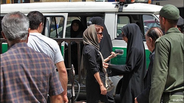 نمونه ای از برخوردهای تحقیرآمیز با شهروندان ایرانی به دلیل نوع پوشش نمونه ای از برخوردهای تحقیرآمیز با شهروندان ایرانی به دلیل نوع پوشش