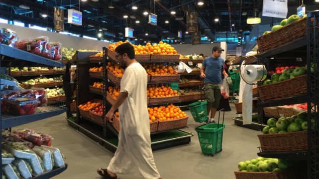 توضیح تصویر: مشتریها در حال خرید در فروشگاه المئرا در دوحه، پایتخت قطر، ۱۰ ژوئن ۲۰۱۷ توضیح تصویر: مشتریها در حال خرید در فروشگاه المئرا در دوحه، پایتخت قطر، ۱۰ ژوئن ۲۰۱۷