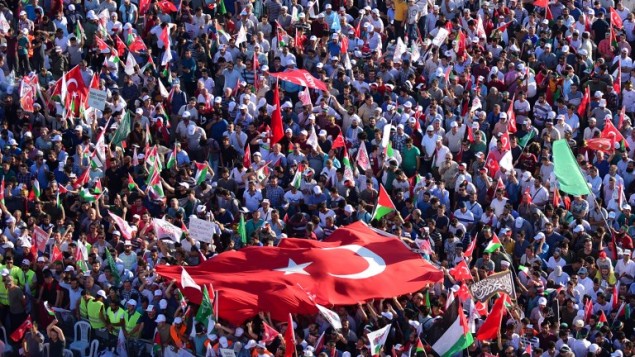 توضیح تصویر: عکسی از تظاهرکنندهها که پرچمهای ترکیه و فلسطینی را در طول راهپیمایی ۳۹ ژوئیه ۲۰۱۷ در دست تکان میدهند، و علیه مراقبتهای امنیتی اسرائیل در اورشلیم و اعلام همبستگی با فلسطینیان تظاهرات میکنند توضیح تصویر: عکسی از تظاهرکنندهها که پرچمهای ترکیه و فلسطینی را در طول راهپیمایی ۳۹ ژوئیه ۲۰۱۷ در دست تکان میدهند، و علیه مراقبتهای امنیتی اسرائیل در اورشلیم و اعلام همبستگی با فلسطینیان تظاهرات میکنند