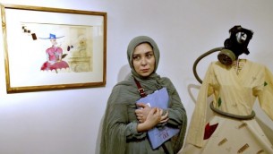 توضیح تصویر: نرگس موسوی، نقاش ایرانی و دختر میرحسین موسوی در نمایشگاه نقاشی خود در «خانه‌ی طراحان آزاد» در تهران، ایران – ۱ اوت ۲۰۱۷
