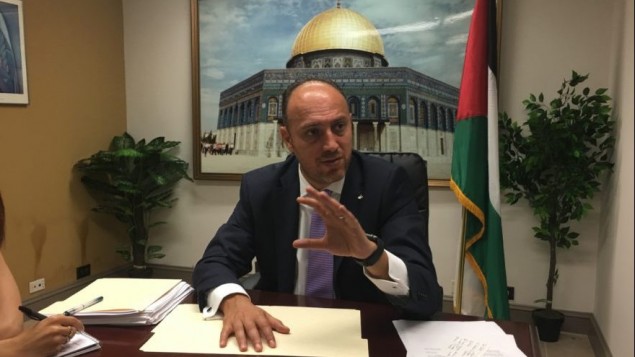 حسام زوملوت سفیر سازمان آزادیبخش فلسطین در واشنگتن هنگام گفتگو با خبرنگاران حسام زوملوت سفیر سازمان آزادیبخش فلسطین در واشنگتن هنگام گفتگو با خبرنگاران