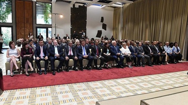 توضیح تصویر: پرزیدنت رووین ریولین در مراسم روش هاشانا در اقامتگاه ریاست جمهوری به سفرای خارجی و اعضای نهادهای دیپلماتیک میپیوندد توضیح تصویر: پرزیدنت رووین ریولین در مراسم روش هاشانا در اقامتگاه ریاست جمهوری به سفرای خارجی و اعضای نهادهای دیپلماتیک میپیوندد