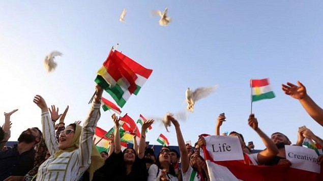 کردها در تظاهرات فرودگاه اربیل، پایتخت اقلیم خودمختار کردستان که در شمال این ناحیه قرار دارد، پس از آن که دولت مرکزی عراق در ۲۹ سپتامبر ۲۰۱۷ دستور توقف تمام پروازهای داخلی و خارجی به کردستان عراق را به مدت نامحدود صادر کرد، کبوترهایی را به هوا پرواز میدهند کردها در تظاهرات فرودگاه اربیل، پایتخت اقلیم خودمختار کردستان که در شمال این ناحیه قرار دارد، پس از آن که دولت مرکزی عراق در ۲۹ سپتامبر ۲۰۱۷ دستور توقف تمام پروازهای داخلی و خارجی به کردستان عراق را به مدت نامحدود صادر کرد، کبوترهایی را به هوا پرواز میدهند