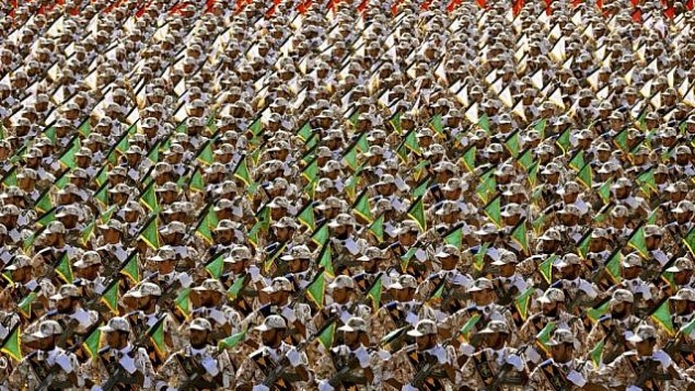 توضیح تصویر: اعضای سپاه پاسداران انقلاب در رژه‌ی سالانه‌ی ارتش از مقابل آرامگاه خمینی در حومه‌ی تهران – ۲۲ سپتامبر ۲۰۱۷