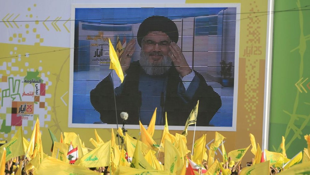 شیخ حسن نصرالله رهبر حزبالله حین سخنرانی از تلویزیون در تظاهراتی در شهر جنوبی لبنان، نباتیه – ۲۴ مه ۲۰۱۵ (AP Photo/Mohammed Zaatari) شیخ حسن نصرالله رهبر حزبالله حین سخنرانی از تلویزیون در تظاهراتی در شهر جنوبی لبنان، نباتیه – ۲۴ مه ۲۰۱۵ (AP Photo/Mohammed Zaatari)