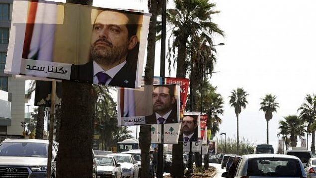 توضیح تصویر: پوسترهایی از سعاد حریری نخست وزیر لبنان از دره‌ی ساحلی بیروت – ۱۰ نوامبر ۲۰۱۷