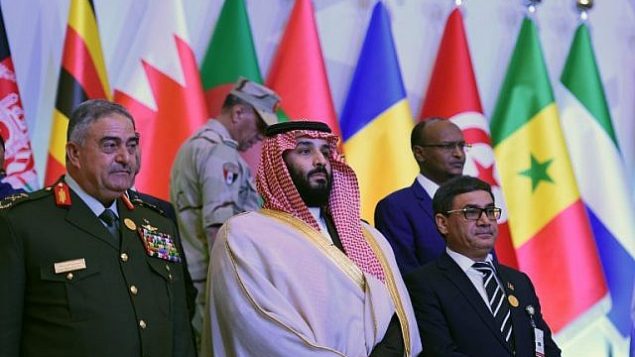 ولیعهد عربستان سعودی و وزیر دفاع این کشور، محمد بن سلمان (وسط) برای عکس دستهجمعی با دیگر وزرای دفاع و مقامات رسمی ۴۱ کشور عضو، در اتحاد ضد تروریسم به رهبری عربستان سعودی در ریاض، مقابل دوربین ایستاد ولیعهد عربستان سعودی و وزیر دفاع این کشور، محمد بن سلمان (وسط) برای عکس دستهجمعی با دیگر وزرای دفاع و مقامات رسمی ۴۱ کشور عضو، در اتحاد ضد تروریسم به رهبری عربستان سعودی در ریاض، مقابل دوربین ایستاد