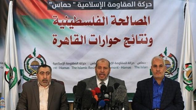 خلیل الحیا رهبر سیاسی ارشد جنبش تروریستی حماس، وسط، به همراه فوزی برهوم سخنگوی حماس، راست، در کنفرانس مطبوعاتی شهر غزه خلیل الحیا رهبر سیاسی ارشد جنبش تروریستی حماس، وسط، به همراه فوزی برهوم سخنگوی حماس، راست، در کنفرانس مطبوعاتی شهر غزه