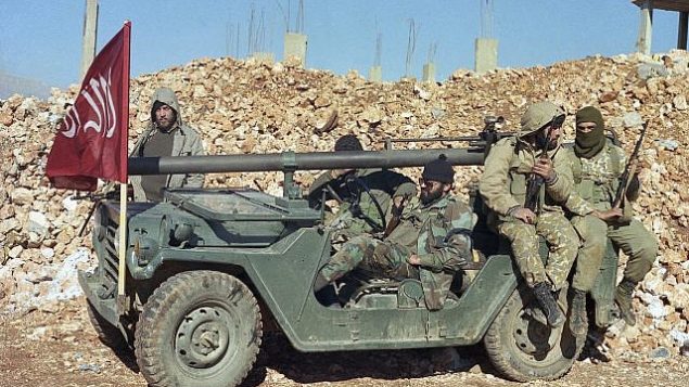 توضیح تصویر: عکس از ۵ دسامبر ۱۹۸۹، مردان مسلح ماسکدار گروه تروریستی شیعهی هوادار ایران، با یونیفرمهای ارشتی، در روستایی در سوهمور لبنان توضیح تصویر: عکس از ۵ دسامبر ۱۹۸۹، مردان مسلح ماسکدار گروه تروریستی شیعهی هوادار ایران، با یونیفرمهای ارشتی، در روستایی در سوهمور لبنان