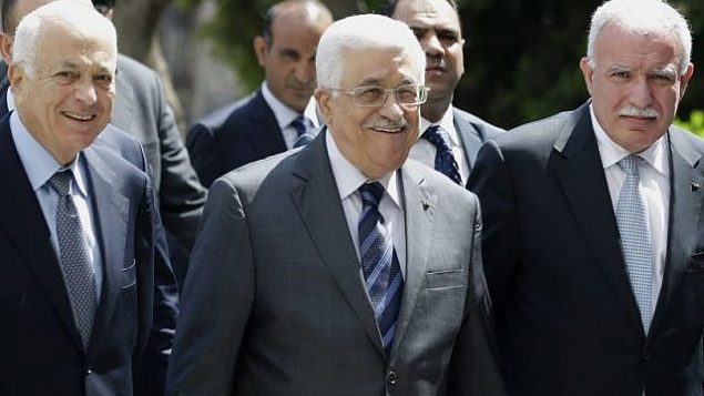 محمود عباس رئیس تشکیلات خودگردان فلسطینی (وسط) به همراه نبیل العربی دبیرکل اتحادیه عرب (چپ)، و ریاض المالکی وزیر خارجهی فلسطینی (راست) حین ورود به جلسه وزرای خارجهی اتحادیهی عرب در مقر اتحادیه د محمود عباس رئیس تشکیلات خودگردان فلسطینی (وسط) به همراه نبیل العربی دبیرکل اتحادیه عرب (چپ)، و ریاض المالکی وزیر خارجهی فلسطینی (راست) حین ورود به جلسه وزرای خارجهی اتحادیهی عرب در مقر اتحادیه د