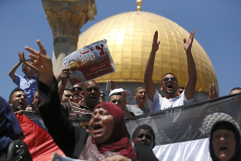تظاهرکنندگان فلسطینی حین شعاردادن در تظاهراتی در مقابل گنبد سنگی در مجتمع الاقصا، شهر قدیم اورشلیم – ۱۴ اوت ۲۰۱۵ (AFP PHOTO/AHMAD GHARABLI) تظاهرکنندگان فلسطینی حین شعاردادن در تظاهراتی در مقابل گنبد سنگی در مجتمع الاقصا، شهر قدیم اورشلیم – ۱۴ اوت ۲۰۱۵ (AFP PHOTO/AHMAD GHARABLI)