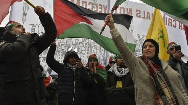 توضیح تصویر: مردم با پرچمهای فلسطینیان در دست، حین تظاهرات نزدیک مقر اتحادیهی اروپا در بروکسل – ۱۱ دسامبر ۲۰۱۷ توضیح تصویر: مردم با پرچمهای فلسطینیان در دست، حین تظاهرات نزدیک مقر اتحادیهی اروپا در بروکسل – ۱۱ دسامبر ۲۰۱۷