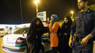 صحنه ای از بازداشت جوانان و زنان در ایران به دلیل پیدا بودن موی آنان