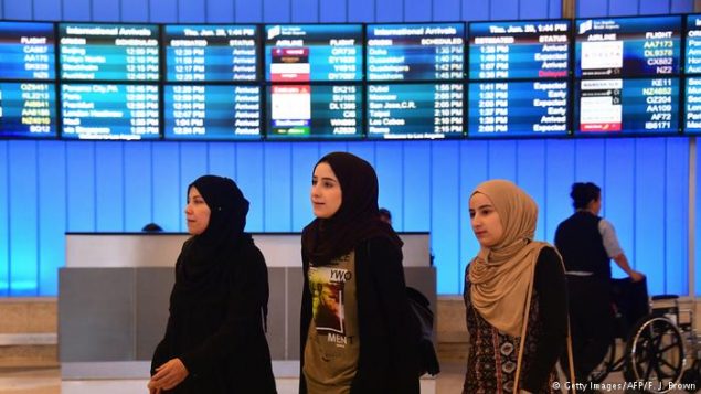 چند مهاجر وارد فرودگاهی در آمریکا می شوند