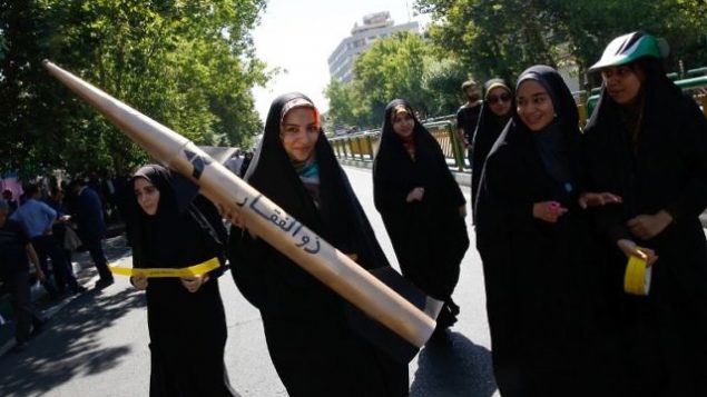 توضیح تصویر: دختری ایرانی در مراسم روز قدس (اورشلیم) تهران، ماکت یک موشک را در دست دارد – ۲۳ ژوئن ۲۰۱۷ توضیح تصویر: دختری ایرانی در مراسم روز قدس (اورشلیم) تهران، ماکت یک موشک را در دست دارد – ۲۳ ژوئن ۲۰۱۷