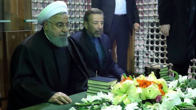 روحانی در کنار قبر خمینی
