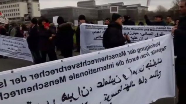 تجمع مقابل بیمارستان محل بستری هاشمی شاهرودی تجمع مقابل بیمارستان محل بستری هاشمی شاهرودی