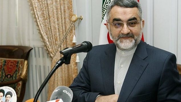 توضیح تصویر: علاءالدین بروجردی رئیس کمیتهی سیاست خارجی و امنیت ملی مجلس ایران منتظر شروع کنفرانس خبری در مادرید، پنجشنبه ۲۲ فوریهی ۲۰۰۷ (photo credit: AP/Sergio Barrenechea) توضیح تصویر: علاءالدین بروجردی رئیس کمیتهی سیاست خارجی و امنیت ملی مجلس ایران منتظر شروع کنفرانس خبری در مادرید، پنجشنبه ۲۲ فوریهی ۲۰۰۷ (photo credit: AP/Sergio Barrenechea)