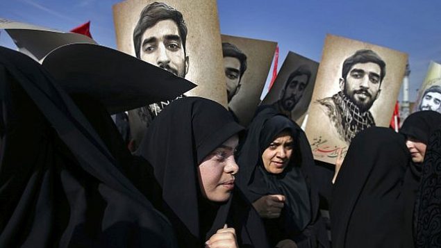 توضیح تصویر: در عکسی از آرشیو ۲۷ سپتامبر ۲۰۱۷، هزاران نفر در مراسم تشییع جنازه‌ی محسن هجایی، از اعضای سپاه پاسداران که در سوریه از سوی داعش کشته شد، در تهران جمع شده‌اند