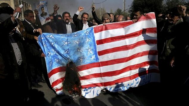 توضیح تصویر: نمازگزاران ایرانی حین شعار و سوزاندن نماد پرچم ایالات متحده در یکی از راهپیماییها علیه معترضین ضددولتی پس از نماز جمعهی تهران، ایران – ۵ ژانویه۲۰۱۸ توضیح تصویر: نمازگزاران ایرانی حین شعار و سوزاندن نماد پرچم ایالات متحده در یکی از راهپیماییها علیه معترضین ضددولتی پس از نماز جمعهی تهران، ایران – ۵ ژانویه۲۰۱۸