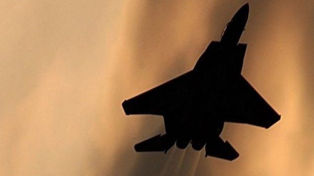 توضیح تصویر: تزئینی، یک جت جنگنده‌ی اف‌ ۱۵ اسرائیلی