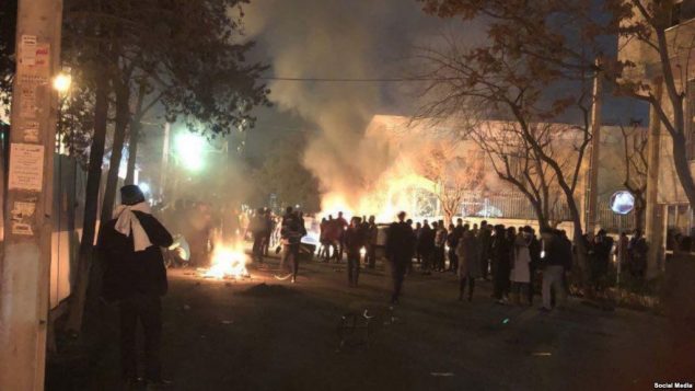 صحنه ای از درگیری دراویش با ماموران صحنه ای از درگیری دراویش با ماموران