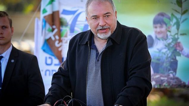 توضیح تصویر: آویگدور لیبرمن وزیر دفاع در مراسمی در اعیاد یهودی تو بیشوات در کیبوتص کفار آزا، جنوب اسرائیل، ۳۱ ژانویه ۲۰۱۸. (Flash90) توضیح تصویر: آویگدور لیبرمن وزیر دفاع در مراسمی در اعیاد یهودی تو بیشوات در کیبوتص کفار آزا، جنوب اسرائیل، ۳۱ ژانویه ۲۰۱۸. (Flash90)