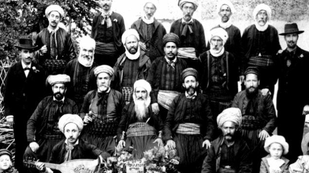 توضیح تصویر: تزئینی، عکسی از خیاطان یهودی اهل الجزایر . (Courtesy of JIMENA)