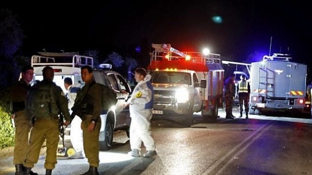 رانندهی فلسطینی، از زندانیهای امنیتی پیشین، به چهار واحد ارتشی در کنار جادهای بیرون از شهرک میوو دوتان، جنوب جنین کوبید رانندهی فلسطینی، از زندانیهای امنیتی پیشین، به چهار واحد ارتشی در کنار جادهای بیرون از شهرک میوو دوتان، جنوب جنین کوبید