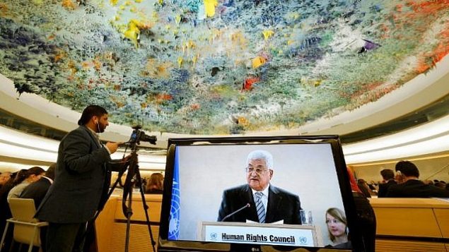 توضیح تصویر: پرزیدنت محمود عباس از تشکیلات خودگردان فلسطینی بر صفحه‌ی تلویزیون طی جلسه‌ای در شورای حقوق بشر سازمان ملل در ۲۷ فوریه ۲۰۱۷، ژنو، سوئیس. (AFP/Fabrice Coffrini)