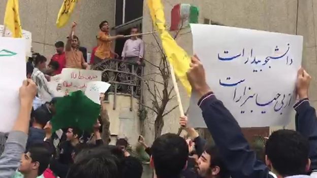 درگیری دانشجویان و بسیجیان در پلی تکنیک تهران درگیری دانشجویان و بسیجیان در پلی تکنیک تهران