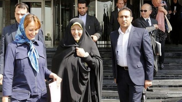 توضیح تصویر: معصومه ابتکار (وسط) معاون رئیس جمهور و وزیر حفاظت از محیط زیست، در گفتگو با سیگولین رویا (چپ) وزیر محیط زیست فرانسه، در پی سفر این دو به تهران در ۲۸ اوت ۲۰۱۶. 
(AFP PHOTO / ATTA KENARE)