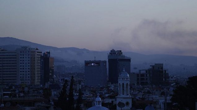 توضیح تصویر: پس از حملهی هوایی علیه نواحی مختلف دمشق، پایتخت سوریه، در ساعات اولیهی صبح شنبه، ۱۴ آوریل ۲۰۱۸. پایتخت سوریه بر اثر انفجارهای شدید که آسمان را روشن کرده و سپس غرق دود کرد، به لرزه افتاد و دونالد ترامپ پرزیدنت ایالات متحده اعلام کرد حملههای هوایی در تلافی اتهامات استفاده از تسلیحات شیمیایی است. (AP Photo/Hassan Ammar) توضیح تصویر: پس از حملهی هوایی علیه نواحی مختلف دمشق، پایتخت سوریه، در ساعات اولیهی صبح شنبه، ۱۴ آوریل ۲۰۱۸. پایتخت سوریه بر اثر انفجارهای شدید که آسمان را روشن کرده و سپس غرق دود کرد، به لرزه افتاد و دونالد ترامپ پرزیدنت ایالات متحده اعلام کرد حملههای هوایی در تلافی اتهامات استفاده از تسلیحات شیمیایی است. (AP Photo/Hassan Ammar)