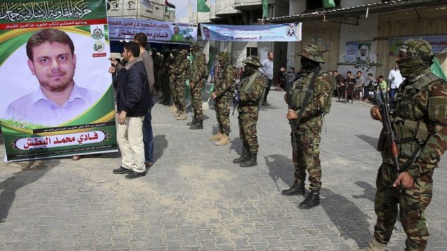 توضیح تصویر: تفنگداران تیپ عزالدین القاسم گروه تروریستی حماس در مقابل خانه‌ی فادی البطش، مهندس الکترونیک و فرمانده‌ی حماس در جبلیه که در مالزی در سوء قصدی که به اسرائیل نسبت داده می‌شود به ضرب گلوله کشته شد، ایستاده‌اند، ۲۱ آوریل ۲۰۱۸. حماس، گروه حاکم بر غزه گفت بطش از اعضای مهم سازمان بوده است. (AP Photo/Adel Hana)