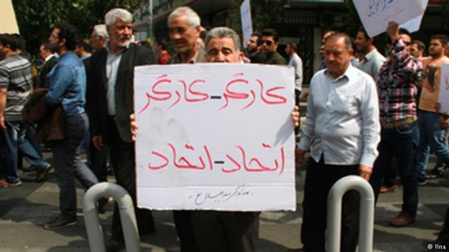گروهی از کارگران معترض در ایران