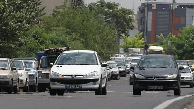 توضیح تصویر: ایرانیها با پژوی ۲۰۶ تولید ایران در خیابانهای تهران، ۲۴ ژوئیه ۲۰۱۲.
(AFP PHOTO/ Atta KENARE/ File) توضیح تصویر: ایرانیها با پژوی ۲۰۶ تولید ایران در خیابانهای تهران، ۲۴ ژوئیه ۲۰۱۲.
(AFP PHOTO/ Atta KENARE/ File)