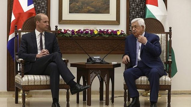 توضیح تصویر: شاهزاده ویلیام بریتانیا پیش از دیدار با محمود عباس پرزیدنت فلسطینیان در رامالله کرانهی غربی از مقابل گارد افتخار سان میبیند، ۲۷ ژوئن ۲۰۱۸. (AFP/Ahmad Gharabli) توضیح تصویر: شاهزاده ویلیام بریتانیا پیش از دیدار با محمود عباس پرزیدنت فلسطینیان در رامالله کرانهی غربی از مقابل گارد افتخار سان میبیند، ۲۷ ژوئن ۲۰۱۸. (AFP/Ahmad Gharabli)