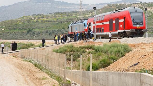 توضیح تصویر: مقامات دولتی در سفر آزمایشی خط آهن جدید نزدیک به شهر جنوبی کارمیل، ۲۱ مارس ۲۰۱۷.
(Basel Awidat/Flash90) توضیح تصویر: مقامات دولتی در سفر آزمایشی خط آهن جدید نزدیک به شهر جنوبی کارمیل، ۲۱ مارس ۲۰۱۷.
(Basel Awidat/Flash90)