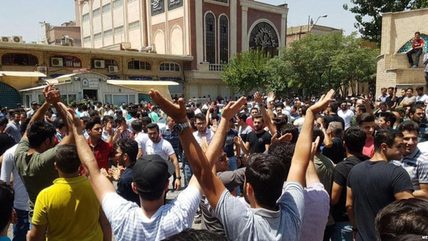 تجمع در بازار تهران تجمع در بازار تهران