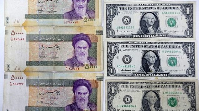 توضیح تصویر: یک کلوزآپ اسکناسهای گوناگون ریال ایرانی را نمایش میدهد با تصویر آیتالله روحالله خمینی بنیانگزار درگذشتهی جمهوری اسلامی، در کنار اسکناسهای یکدلاری ایالات متحده با تصویر جرج واشنگتن اولین رئیس جمهور این کشور، در یک صرافی در یکی از مراکز خرید تهران، ۱۰ آوریل ۲۰۱۸.
(AFP PHOTO / ATTA KENARE) توضیح تصویر: یک کلوزآپ اسکناسهای گوناگون ریال ایرانی را نمایش میدهد با تصویر آیتالله روحالله خمینی بنیانگزار درگذشتهی جمهوری اسلامی، در کنار اسکناسهای یکدلاری ایالات متحده با تصویر جرج واشنگتن اولین رئیس جمهور این کشور، در یک صرافی در یکی از مراکز خرید تهران، ۱۰ آوریل ۲۰۱۸.
(AFP PHOTO / ATTA KENARE)