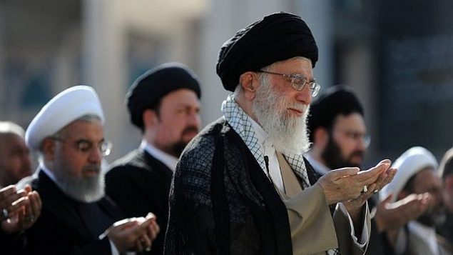 علی خامنه‌ای، راست، حین امامت نماز عید فطر در مسجد بزرگ  خمینی در تهران، ۱۵ ژوئن ۲۰۱۸. (Iranian Supreme Leader's Website/AFP)