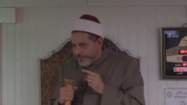 توضیح تصویر: امام محمد تتایی در مسجد اعظم تولوز فرانسه، حین موعظه، ۱۵ دسامبر ۲۰۱۷. 
(Screen capture: YouTube)