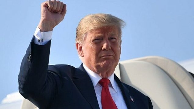 توضیح تصویر: دونالد ترامپ رئیس جمهور ایالات متحده در ورود به فرودگاه بین المللی جان گلن کلمبوس در کلمبوس اویاهو، از ایرفورس 1 پیاده می شود، 4 اوت 2018. (AFP PHOTO / MANDEL NGAN) توضیح تصویر: دونالد ترامپ رئیس جمهور ایالات متحده در ورود به فرودگاه بین المللی جان گلن کلمبوس در کلمبوس اویاهو، از ایرفورس 1 پیاده می شود، 4 اوت 2018. (AFP PHOTO / MANDEL NGAN)