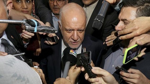 توضیح تصویر: بیژن نامدار زنگنه وزیر نفت ایران در گفتگو با خبرنگاران در هتلی در وین، اتریش، ۱۹ ژوئن ۲۰۱۸. (Ronald Zak/AP) توضیح تصویر: بیژن نامدار زنگنه وزیر نفت ایران در گفتگو با خبرنگاران در هتلی در وین، اتریش، ۱۹ ژوئن ۲۰۱۸. (Ronald Zak/AP)
