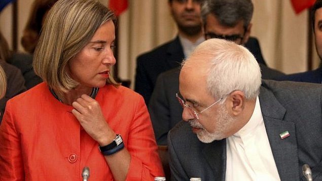 توضیح تصویر: فدریکا موگرینی نماینده ارشد امور خارجه اتحادیه اروپا و محمدجواد ظریف وزیر خارجه ایران، از چپ، منتظر شروع جلسه دوجانبه مذاکرات هسته ای پشت درهای بسته با ایران در هتلی در وین، اتریش، جمعه، ۶ ژوئن ۲۰۱۸. (AP Photo/Ronald Zak) توضیح تصویر: فدریکا موگرینی نماینده ارشد امور خارجه اتحادیه اروپا و محمدجواد ظریف وزیر خارجه ایران، از چپ، منتظر شروع جلسه دوجانبه مذاکرات هسته ای پشت درهای بسته با ایران در هتلی در وین، اتریش، جمعه، ۶ ژوئن ۲۰۱۸. (AP Photo/Ronald Zak)
